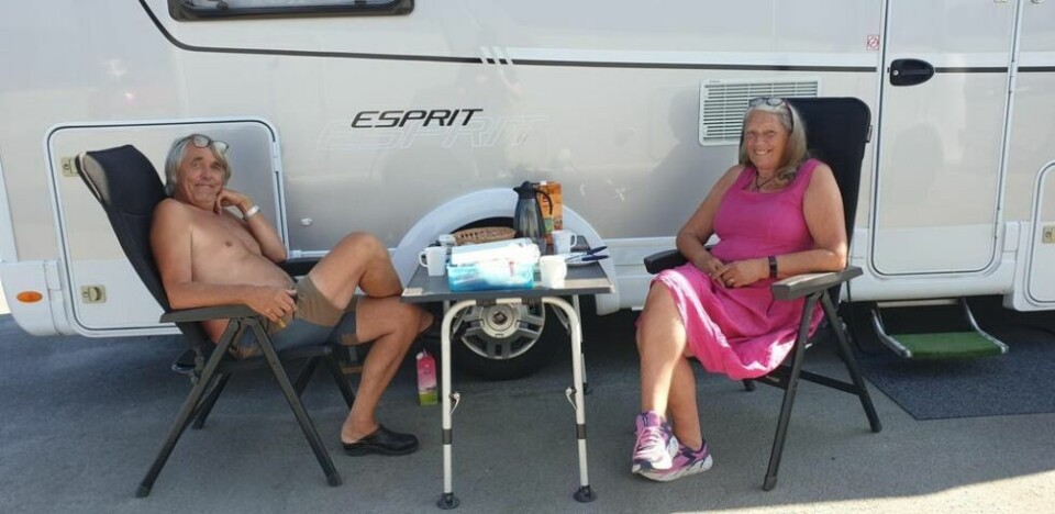 STRÅLENDE HUMØR. Pensjonistene fra Tønsberg nyter livet når de kan ha sommerferien i nord. Ved frokostbordet kunne de tilby kaffe og gode historier. STRÅLENDE HUMØR. Pensjonistene fra Tønsberg nyter livet når de kan ha sommerferien i nord. Ved frokostbordet kunne de tilby kaffe og gode historier. Foto: Julie Trulsvik Rasmussen