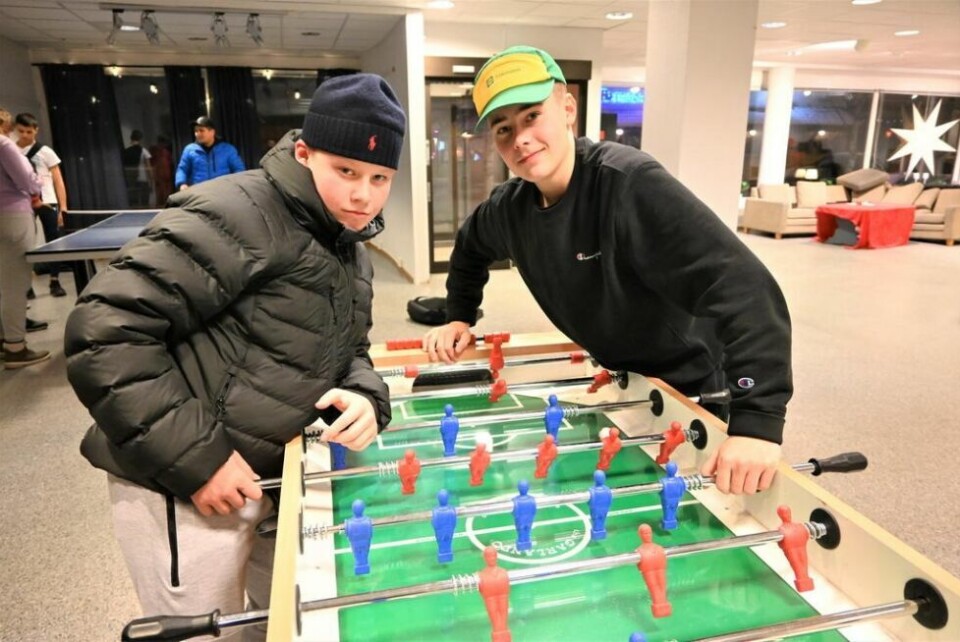 FOTBALL-LEK. Tobias Slettmyr (13) og Henrik Pettersen Strøm (14) fant tonen ved fotballspillet i det nye klubblokalet i sentrum. FOTBALL-LEK. Tobias Slettmyr (13) og Henrik Pettersen Strøm (14) fant tonen ved fotballspillet i det nye klubblokalet i sentrum. Foto: Kenneth Strømsvåg