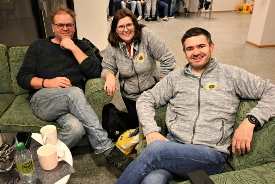 VOKSEN-TRIO. klubbmedarbeider Thor-Ottar Emanuelsen Sandberg, klubbleder Gunn Lisbeth Pedersen og klubbmedarbeider Bjørn L. Olsen var lette å be om smil torsdag kveld. VOKSEN-TRIO. klubbmedarbeider Thor-Ottar Emanuelsen Sandberg, klubbleder Gunn Lisbeth Pedersen og klubbmedarbeider Bjørn L. Olsen var lette å be om smil torsdag kveld. Foto: Kenneth Strømsvåg