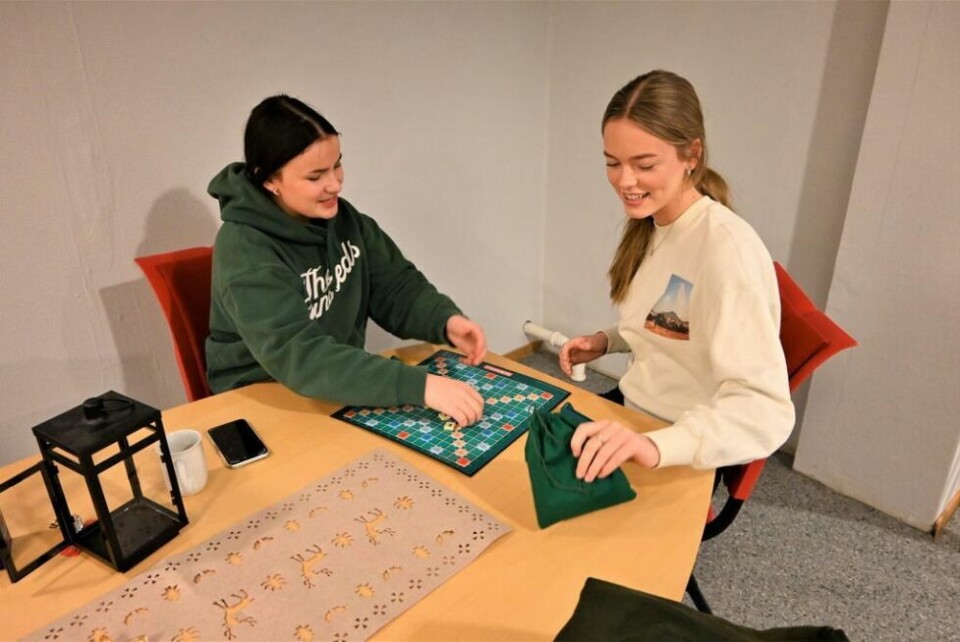 SCRABLETE JENTER. Maren Helland (16) og Nora Dreyer (16) synes brettspill er gøy. Her utfordrer de hverandre i bokstavleken Scrabble. SCRABLETE JENTER. Maren Helland (16) og Nora Dreyer (16) synes brettspill er gøy. Her utfordrer de hverandre i bokstavleken Scrabble. Foto: Kenneth Strømsvåg