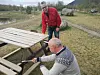 DUGNADSÅND. Robert Jentoft (i rød jakke) synes det er hyggelig å gjøre en innsats til glede for andre. - Vi bygde disse benkene for rundt fire år siden, for at folk skulle ha en plass å sitte når de er her.