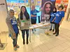 PÅ STAND. Lørdag var en rekke TV-aksjons-ildsjeler i sving for å rekruttere bøssebærere. Her ser du Alia Gamil, Kassandra Petsa, Gro-Anita Olsen, Hanan Alhalil og Siv Lillian Johansen. Foto: Kenneth Strømsvåg