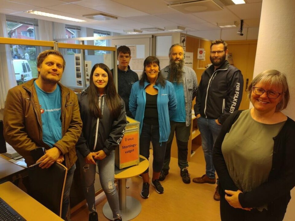 FØRST UT? En gjeng fra Fauske Frp var på plass på servicetorget på Fauske allerede klokken 8 på morgenen 10. august da det ble åpnet for å forhåndsstemme. Fra venstre Stian Stenberg, Kassandra Petsa, Lasse Sagnes Tomssønn, Marit Stemland, Raymond Jakobsen, Michael Sagnes og formannskapssekretær Berit Vestvann Johnsen. FØRST UT? En gjeng fra Fauske Frp var på plass på servicetorget på Fauske allerede klokken 8 på morgenen 10. august da det ble åpnet for å forhåndsstemme. Fra venstre Stian Stenberg, Kassandra Petsa, Lasse Sagnes Tomssønn, Marit Stemland, Raymond Jakobsen, Michael Sagnes og formannskapssekretær Berit Vestvann Johnsen.