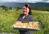 STØ KURS FREMAD. Mona Mosti sier seg godt fornøyd etter å ha testet ut sellkaker blant annet under gatafestivalen for kort tid siden. Foto: Kenneth Strømsvåg