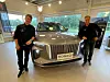 STOR INTERESSE. For bare én dag var det tirsdag mulig for interesserte å ta den nye Hongqi E-HS9 i nærmere øyesyn hos Rognan Auto. Jostein Alfheim (t.v.) og Ernst Jonassen gleder seg til folk kan teste den i november. Foto: Alle foto: Helge Simonsen