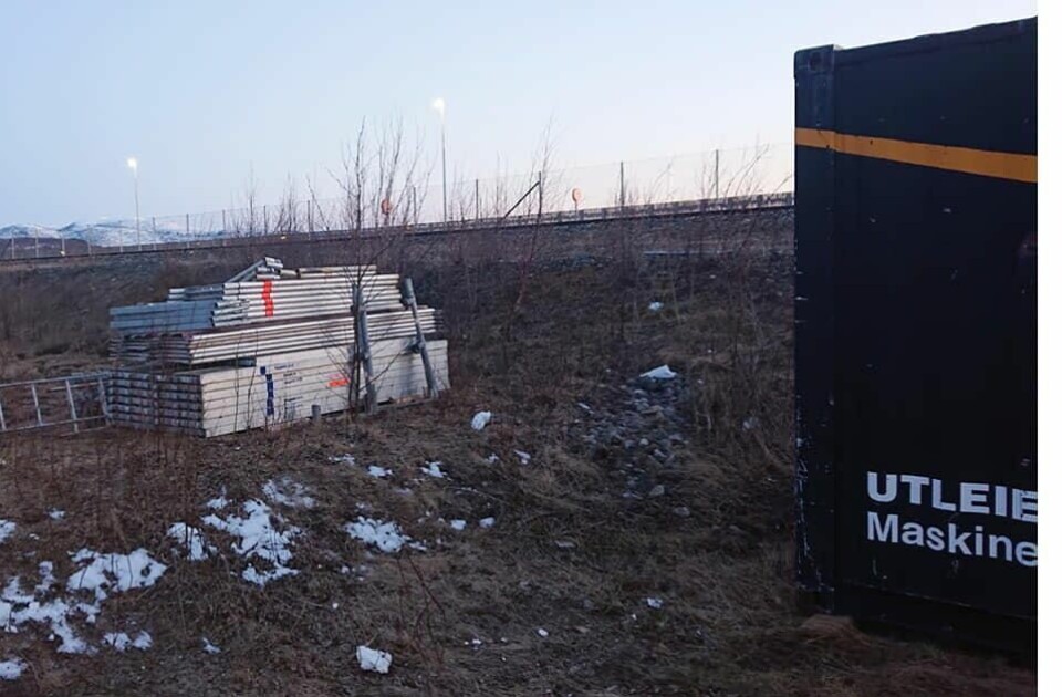 PÅ AVVEIE. Det er denne ansamling av stillas-elementer som nå er savnet. Stillaset har en verdi på omlag 50.000 kroner. PÅ AVVEIE. Det er denne ansamling av stillas-elementer som nå er savnet. Stillaset har en verdi på omlag 50.000 kroner. Foto: Cato Haugsdal