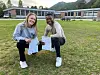 BLIDE. Linnea Olsen (16) og Gabriel Doboyou (16) sikret seg den reneste drømmen av et vitnemål. Linnea fikk 15 seksere av 15 mulige. Gabriel fikk 11 seksere og fire femmere. Foto: Kenneth Strømsvåg