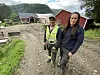 HJEMPLASSEN. Arnfinn Skoglund og Irene Carlsen bygger ut fjøset på Osbakk i Beiarn til løsdrift for kuene. De har holdt det gående siden i fjor vår med prosjektet, og håper å være i mål til jul. Foto: Kenneth Strømsvåg