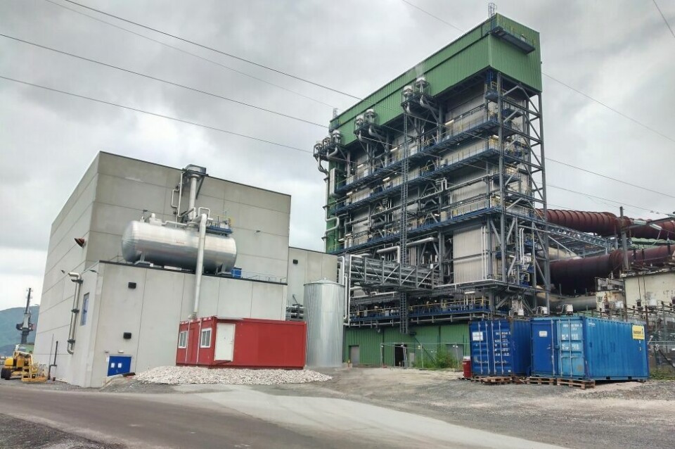 VANT PRIS. EMIL-prisen gikk til Elkem Salten Verk i Sørfold for gjenvinning av spillvarme. VANT PRIS. EMIL-prisen gikk til Elkem Salten Verk i Sørfold for gjenvinning av spillvarme. Foto: Thor Brønlund, Norsk Energi.