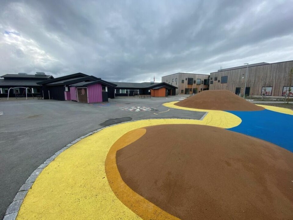 BLÅLYS VED SFO. Politiet rykket ut med to patruljer da det ble meldt fra om at to gutter hadde satt fyr på skolebøker. BLÅLYS VED SFO. Politiet rykket ut med to patruljer da det ble meldt fra om at to gutter hadde satt fyr på skolebøker. Foto: Kenneth Strømsvåg