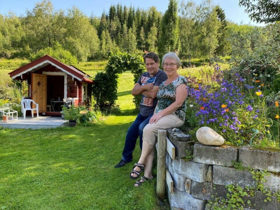 HAGEGLEDE. Inger og Oddvar Ånderbakk ved fritidsboligen der han har vokst opp på Storeide. På 20 år har de bygget opp en flott hage. Alle foto: Eva S. WintherHAGEDAM. Hagedammen er laget der det er et naturlig oppkomme, men vannet er for kaldt til at vannliljer vil trives der.BLIKKFANG. Denne kinesiske ballblomen er en av fargeklattene i hagen.FJELL OG FJORD. De har flott utsikt til Mørsviktinden og -fjorden fra fritidsboligen sin på Storeide.Jasminduften kan nesten kjennes gjennom bildet. HAGEGLEDE. Inger og Oddvar Ånderbakk ved fritidsboligen der han har vokst opp på Storeide. På 20 år har de bygget opp en flott hage. Alle foto: Eva S. Winther