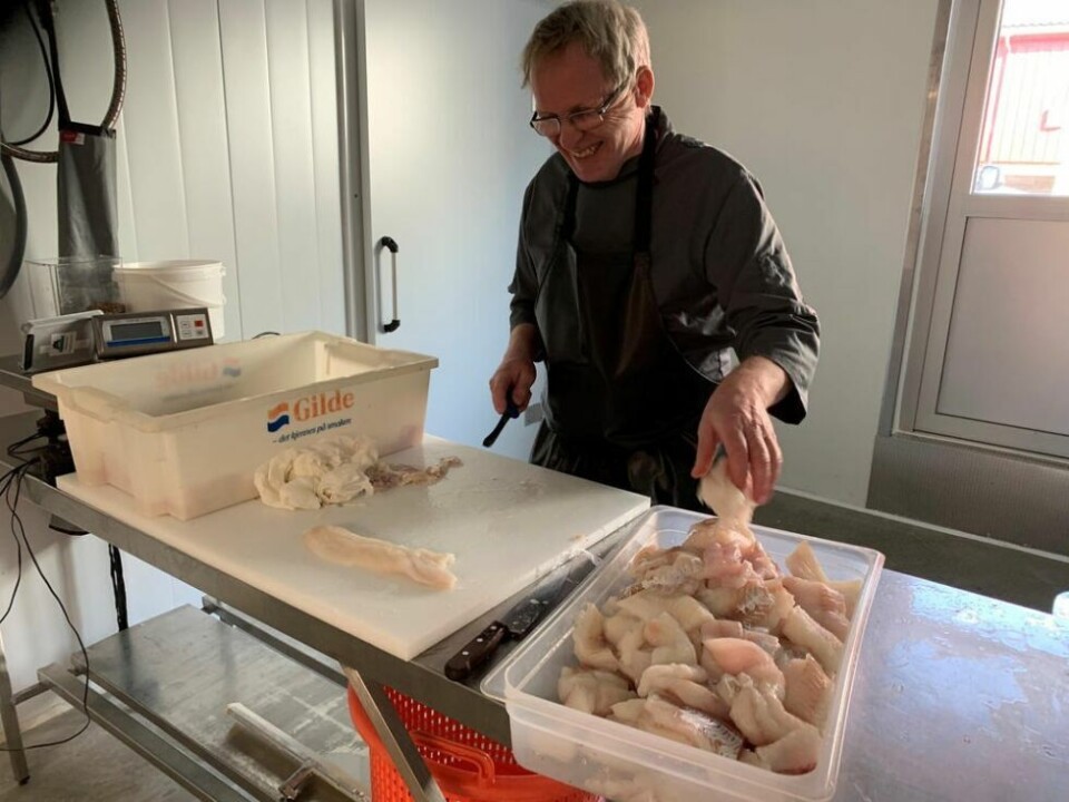 PRODUKSJON. Knut Tore Hansen produserer fiskekaker PRODUKSJON. Knut Tore Hansen produserer fiskekaker Foto: Frank Øvrewall
