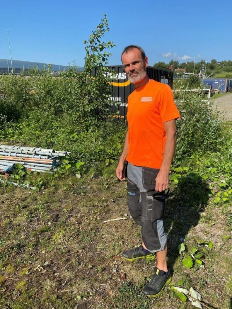 SØKK BORTE. Haugsdal gjorde store øyne da han for en tid tilbake siden oppdaget at bare en liten stillase-materiell lå igjen på Finneid. SØKK BORTE. Haugsdal gjorde store øyne da han for en tid tilbake siden oppdaget at bare en liten stillase-materiell lå igjen på Finneid. Foto: Kenneth Strømsvåg