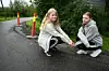 KLAR MELDING UT. Venninnene Miriam Cecilie Elstad Olsen (12) og Andrea Thuv (12) bønnfaller bilistene om å ta det med ro. De to håper sterkt å slippe flere nesten-ulykker. Foto: Kenneth Strømsvåg