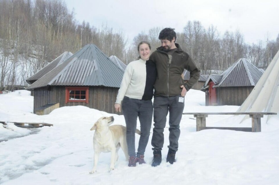 VASKET EN UKE. Valentina Mariotti ved Artic Cabins i Vestvatn måtte holde stengt en uke etter at en soldat fra Bodin leir brakte med seg smitte. VASKET EN UKE. Valentina Mariotti ved Artic Cabins i Vestvatn måtte holde stengt en uke etter at en soldat fra Bodin leir brakte med seg smitte. Foto: Maria Edvardsen (arkiv)