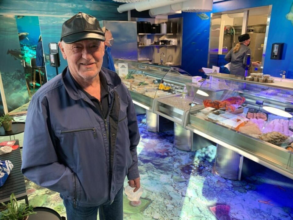 GLAD I FISK. Første kunde inn døra var Harald Thorbergsen fra Megården. - Jeg vil se hva de har å by på, og skal ha nystrålet uer. GLAD I FISK. Første kunde inn døra var Harald Thorbergsen fra Megården. - Jeg vil se hva de har å by på, og skal ha nystrålet uer. Foto: Frank Øvrewall