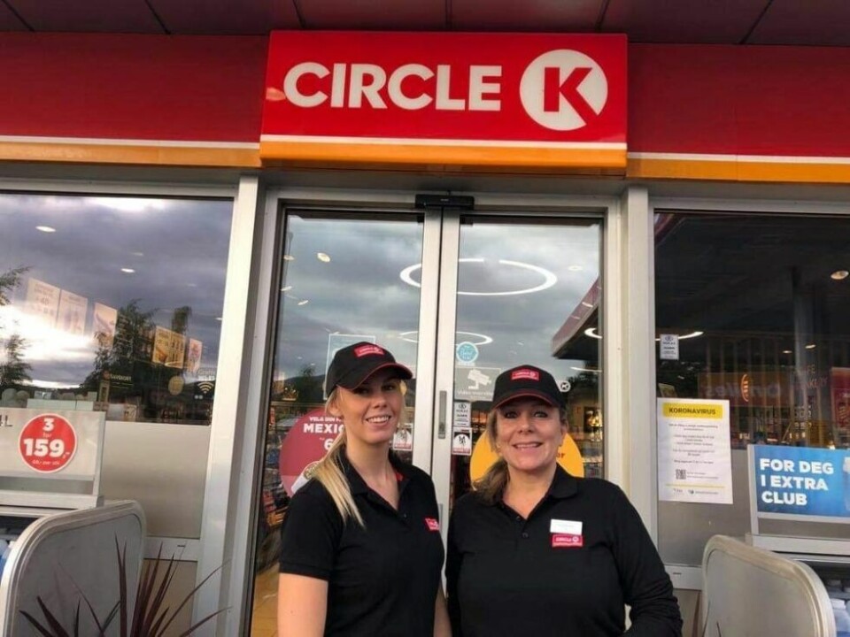 SUKSESS. Sandra Pedersen (t.v.) og Tove-Kristin Eliassen på Circle K Fauske har hatt suksess med å selge pizza fra Peppes.PIZZA PÅ STASJON. Circle K Norge har solgt titusenvis av Peppes On The Go!-pizzaer siden i fjor høst. SUKSESS. Sandra Pedersen (t.v.) og Tove-Kristin Eliassen på Circle K Fauske har hatt suksess med å selge pizza fra Peppes.