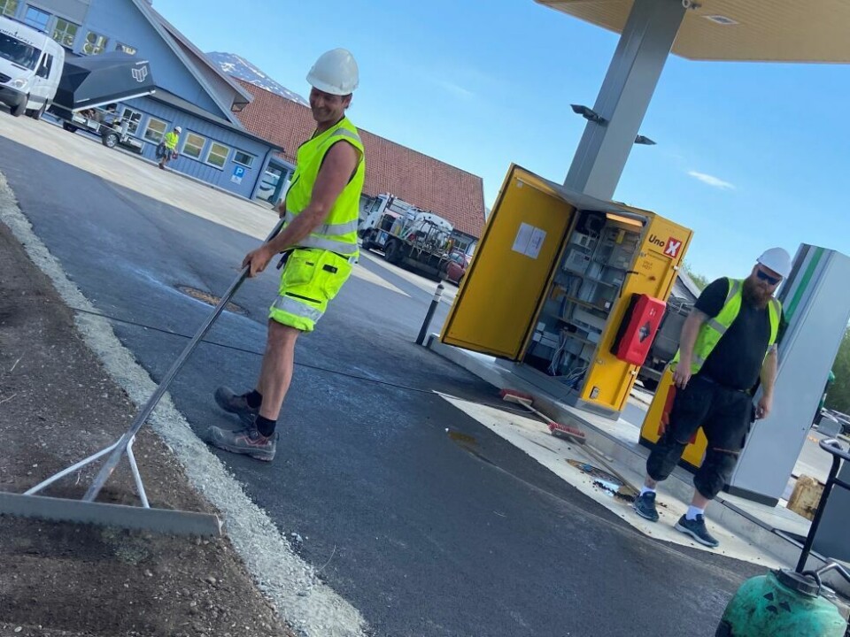 RIVES I VARMEN. Svein Tore Rindal i firmaet HT Vike AS er sammen med sie kollegaer på en turne i Nord-Norge for å bygge flere Uno X-stasjoner. Han trives i varmen på Fauske. RIVES I VARMEN. Svein Tore Rindal i firmaet HT Vike AS er sammen med sie kollegaer på en turne i Nord-Norge for å bygge flere Uno X-stasjoner. Han trives i varmen på Fauske. Foto: Kenneth Strømsvåg