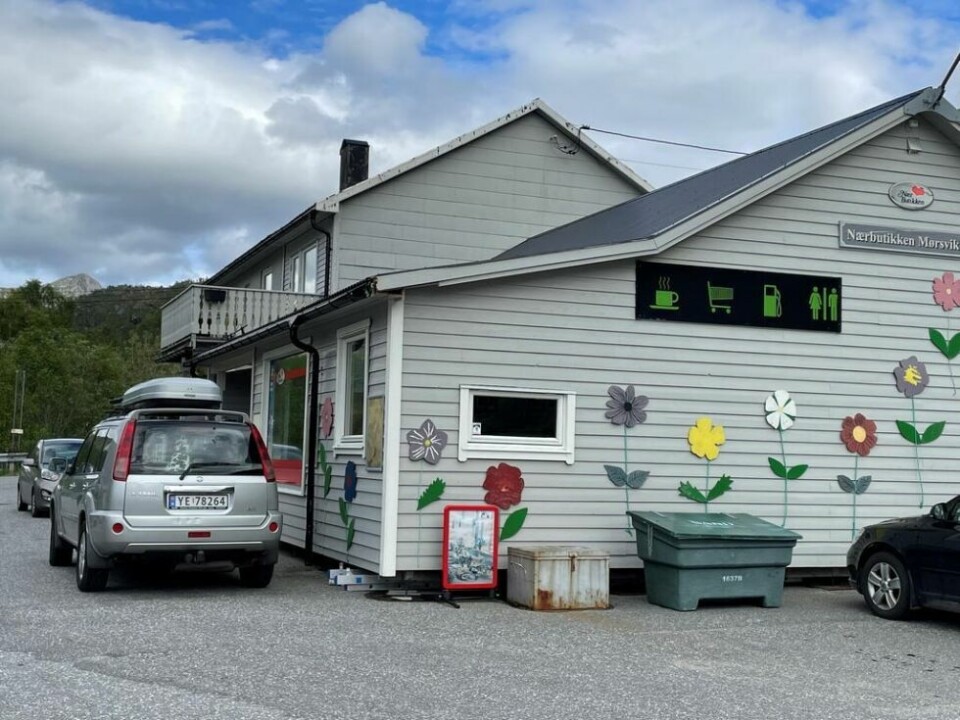 LIV LAGA. Nærbutikken i Mørsvikbotn har vært drevet av Lira Johansen de siste årene og er viktig for de som bor og har hytte i området. I løpet av sommeren får Lira avløsning. LIV LAGA. Nærbutikken i Mørsvikbotn har vært drevet av Lira Johansen de siste årene og er viktig for de som bor og har hytte i området. I løpet av sommeren får Lira avløsning. Foto: Siv-Tone Jensen