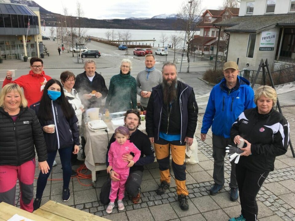 BÅLKAFFE OG VAFLER. En del av deltakerne får sin velfortjente bålkaffe og nystekte vafler under dugnaden i sentrum. BÅLKAFFE OG VAFLER. En del av deltakerne får sin velfortjente bålkaffe og nystekte vafler under dugnaden i sentrum. Foto: Stig Bjørnar Karlsen