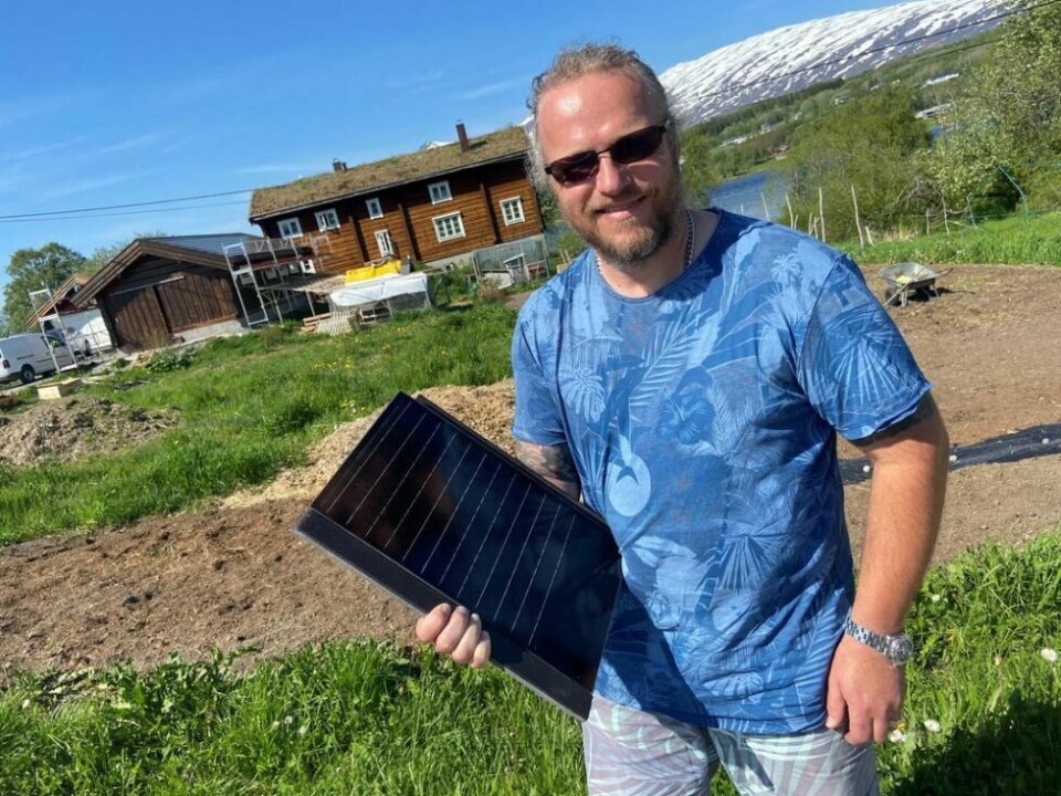 STORFORNØYD. Jens Kyed er storfornøyd med å ha satset på takstein med integrerte solceller. Han regner med å ha tjent inn igjen investeringen i løpet av et par tiår. STORFORNØYD. Jens Kyed er storfornøyd med å ha satset på takstein med integrerte solceller. Han regner med å ha tjent inn igjen investeringen i løpet av et par tiår. Foto: Kenneth Strømsvåg