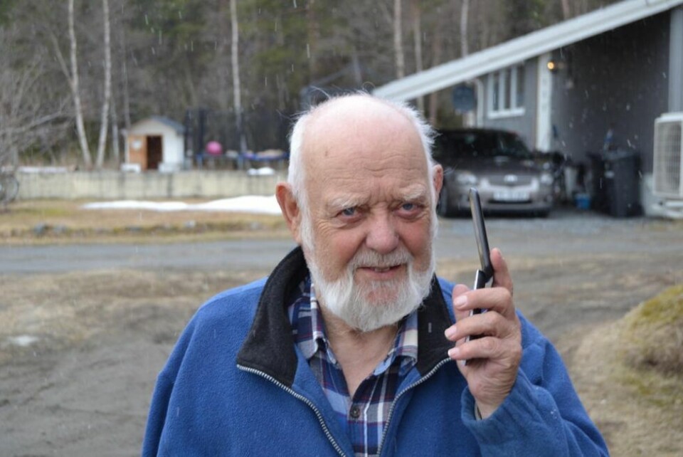 INGEN TJENESTE. Rudolf Ingvaldsen fra Ramskjell i Beiarn har ikke mobildekning når han er i hjembygda. - Vårt store ønske er å få ordnet dette, sier han. INGEN TJENESTE. Rudolf Ingvaldsen fra Ramskjell i Beiarn har ikke mobildekning når han er i hjembygda. - Vårt store ønske er å få ordnet dette, sier han. Foto: Ole Kristian Andreassen