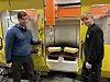 3D-MASKIN. Peter Mathias Bredesen og Ulf Kristian Torkildsen trives godt med å betjene CNC-maskinen som kan lage 3D-kopier av gjenstander. Blant annet produserer den stolpehetter og deksler til skutere.