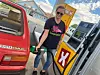 25 LITER RETT INN. Den gamle Toyotaen til Elin Skjeviks mor fikk full ladning med bensin. Prisen synes Elin var helt OK. Foto: Kenneth Strømsvåg