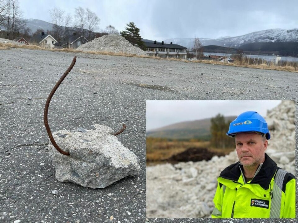 SVÆRT ALVORLIG. At byggegjerdene nå er borte og salgsprosessen av sentralskoletomta har stoppet opp, er noe Trond Heimtun, kommunalsjef for plan, eiendom og samfunnsutvikling i Fauske kommune (innfelt) sier er svært alvorlig. Nå leker små barn blant betong og armeringsjern i store hauger. - Det var ikke dette som var forutsetningene for at de fikk utsatt mulkt for å rydde opp, sier han til Saltenposten. SVÆRT ALVORLIG. At byggegjerdene nå er borte og salgsprosessen av sentralskoletomta har stoppet opp, er noe Trond Heimtun, kommunalsjef for plan, eiendom og samfunnsutvikling i Fauske kommune (innfelt) sier er svært alvorlig. Nå leker små barn blant betong og armeringsjern i store hauger. - Det var ikke dette som var forutsetningene for at de fikk utsatt mulkt for å rydde opp, sier han til Saltenposten. Foto: Helge Simonsen