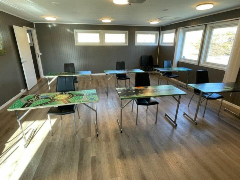 FLOTT RESULTAT. Nå kan kjøreskoleelevene sitte ved fargerike pulter. FLOTT RESULTAT. Nå kan kjøreskoleelevene sitte ved fargerike pulter.