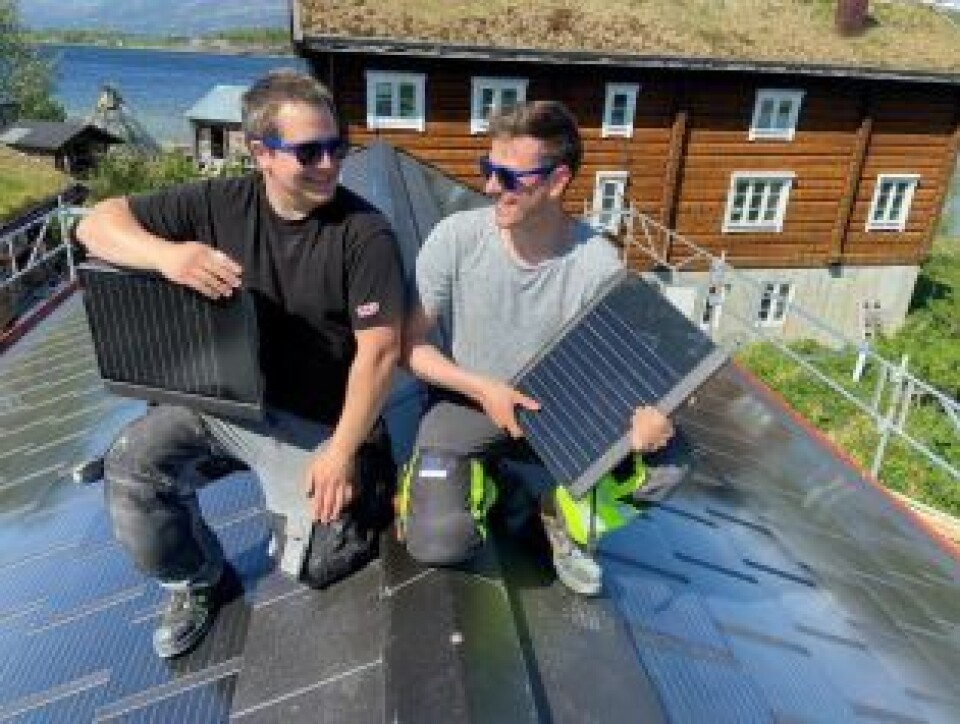 SOLCELLENERDER. Elektrikerne Kriss Løding (32) og Ruben Stensen (22) har blitt solcellenerder. SOLCELLENERDER. Elektrikerne Kriss Løding (32) og Ruben Stensen (22) har blitt solcellenerder. Foto: Kenneth Strømsvåg