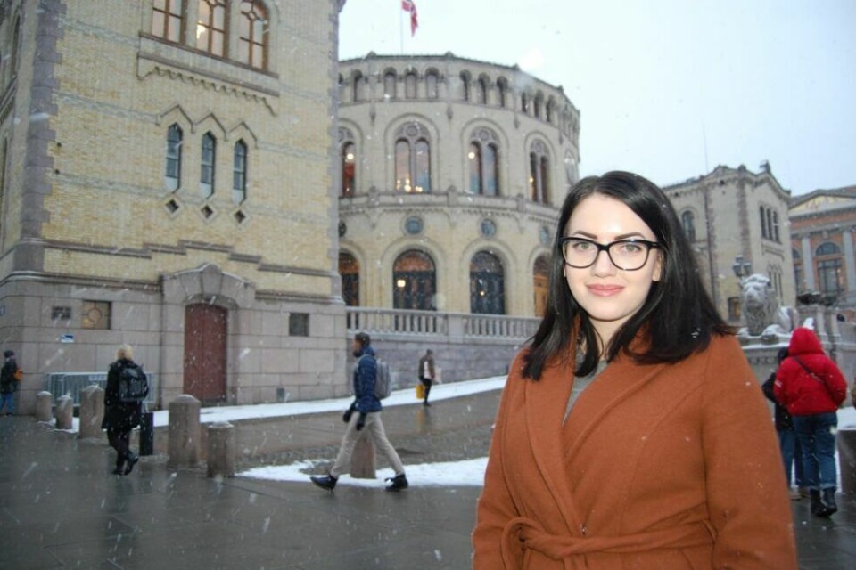 STORE SJANSER. Fjerdeplass på stortingslista gjør at Kassandra Pesta (25) kan få oppfylt sitt ønske om å møte som vararepresentant på huset bak henne på bilde. STORE SJANSER. Fjerdeplass på stortingslista gjør at Kassandra Pesta (25) kan få oppfylt sitt ønske om å møte som vararepresentant på huset bak henne på bilde. Foto: Stig Bjørnar Karlsen