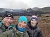 PÅSKESELFIE. Der de fleste tar påskeselfie på ski i fjellet eller på hytta ble det et annerledes påskeportrett for Jon Sigurd Trandem, Vibeke Os og Ingrid Os Trandem i år. - Det var i grunnen ikke så mye tvil, påsken i år måtte bli en tur til vulkanutbruddet. Fra veien er det en cirka fire kilometer lang mars opp til fjellområdet der fenomenet kan beskues. Islendingene kaller dette 'turista-eldgos' fordi utbruddet er tilgjengelig for å bli beskuet og 'trygt' i den forstand at det foreløpig ikke av en slik art at det er fare for infrastruktur og boliger. Foto: Vibeke Os