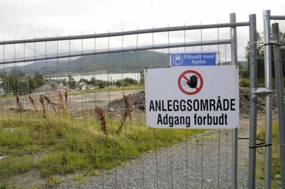BORTE. Byggegjerdene som var på plass for å sikre området er nå borte. BORTE. Byggegjerdene som var på plass for å sikre området er nå borte. Foto: Arild Bjørnbakk