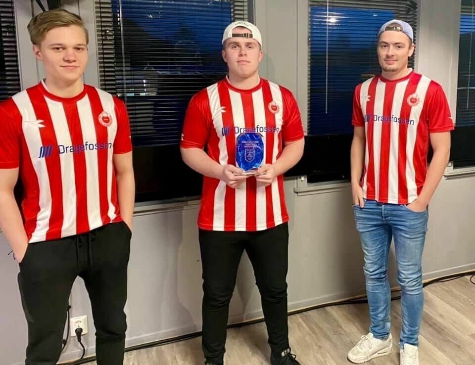 FKSK. Fredrik Bjørnstad, Marius Oseng med kretsmesterpokalen og Sander Horn. FKSK. Fredrik Bjørnstad, Marius Oseng med kretsmesterpokalen og Sander Horn. Foto: Jeanette Steen Kristensen