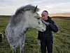 TRIVES. Datteren Ingrid (13) stortrives med både hestene og skolen på Island. - Islandshesten Grafik ble innlemmet i familien i høst og det har vært veldig spennende å bli kjent med henne. Islandshest har stor plass i livet til mange Islendinger. Det finnes egne rideveier og hele bydeler med hestehus. Vi ville til Island først og fremst for å holde på med hest, men også for å prøve oss i praktisk arbeid i landbruket etter 25 år på kontor, forteller Vibeke. Foto: Vibeke Os