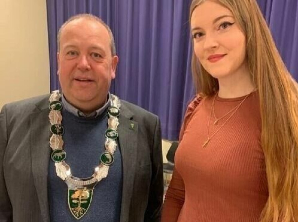 STOLT OG GLAD. Designer av kjedet Malin Steffen Berg sammen med ordfører André Kristoffersen, som var stolt og glad for at kommunen har fått ordførerkjede. Han er for tiden stedfortredende ordfører for Monika Sande. STOLT OG GLAD. Designer av kjedet Malin Steffen Berg sammen med ordfører André Kristoffersen, som var stolt og glad for at kommunen har fått ordførerkjede. Han er for tiden stedfortredende ordfører for Monika Sande. Foto: Beiarn kommune