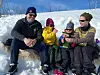 KVIKKLUNSJPAUSE. Dan Håkon og Jeanett Kjerpeseth med barna Nelly (6) og Levi (3) var en av mange familier som tilbrakte søndagen i Fridalen i Valnesfjord. Foto: Maria Edvardsen