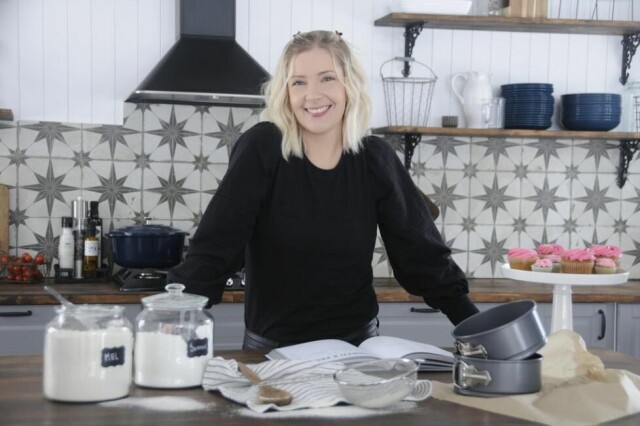 SØT SATSING. Silje Aasen (31) har alltid elsket å bake, og nå har hun fått sitt eget baksthus, som mannen Ørjan Aasen har bygd til henne. - Jeg er så takknemlig og stolt av ham, sier Silje, som står bak firmaet Sukkerfruen AS. SØT SATSING. Silje Aasen (31) har alltid elsket å bake, og nå har hun fått sitt eget baksthus, som mannen Ørjan Aasen har bygd til henne. - Jeg er så takknemlig og stolt av ham, sier Silje, som står bak firmaet Sukkerfruen AS. Foto: Maria Edvardsen