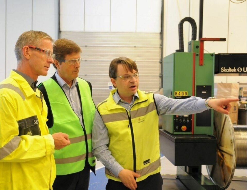 NYE FORBINDELSER. Fabrikksjef på Nexans Rognan, Karl Peter Johansen tror den positive utviklingen kan gi fabrikken nye viktige forbindelser. Her ved en omvisning for Equinor i anledningen en kontrakt om å lage styringskabler til Askeladd-prosjektet. Fra venstre Håkon Ivarjord fra Equinor, Ragnvald Graff fra Nexans sentralt og fabrikksjef Karl Peter Johansen. NYE FORBINDELSER. Fabrikksjef på Nexans Rognan, Karl Peter Johansen tror den positive utviklingen kan gi fabrikken nye viktige forbindelser. Her ved en omvisning for Equinor i anledningen en kontrakt om å lage styringskabler til Askeladd-prosjektet. Fra venstre Håkon Ivarjord fra Equinor, Ragnvald Graff fra Nexans sentralt og fabrikksjef Karl Peter Johansen. Foto: Maria Edvardsen