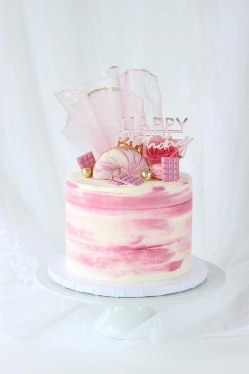 FØRSTE KAKE. Kakedebuten i baksthuset var Siljes egen bursdagskake. FØRSTE KAKE. Kakedebuten i baksthuset var Siljes egen bursdagskake. Foto: Silje Aasen