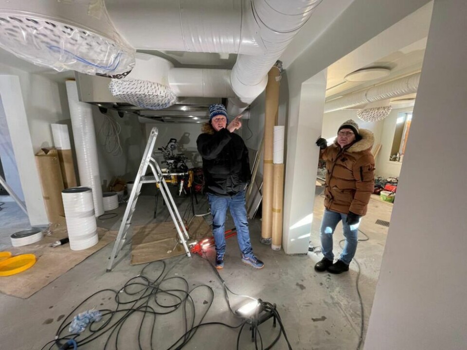 PRODUKSJON OG SALG. Etter påske skal lokalet være klart for å tas i bruk. Dette er produksjonslokalet, og utsalget er ut til høyre. Bård Larsen (t.v.) og Knut Tore Hansen gleder seg til å få åpnet dørene for fauskefolket. PRODUKSJON OG SALG. Etter påske skal lokalet være klart for å tas i bruk. Dette er produksjonslokalet, og utsalget er ut til høyre. Bård Larsen (t.v.) og Knut Tore Hansen gleder seg til å få åpnet dørene for fauskefolket. Foto: Helge Simonsen