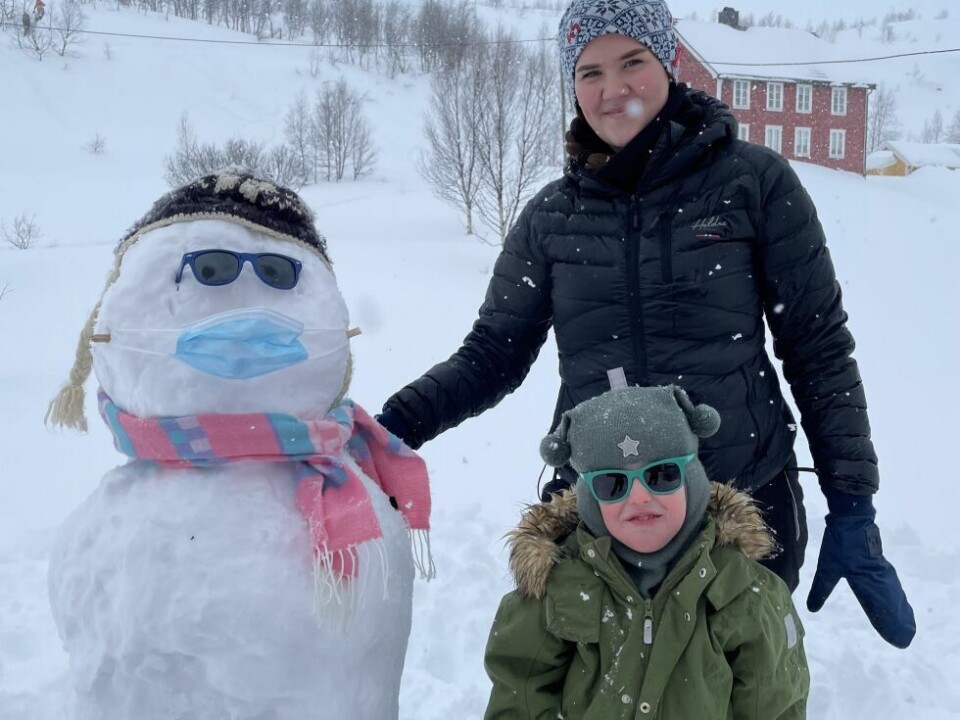 Påska 2021Ikke det beste påskeværet, men vi koser oss på Jakobsbakken. Elida, Mathias og Emilian bygger snømann «coronastyle»
