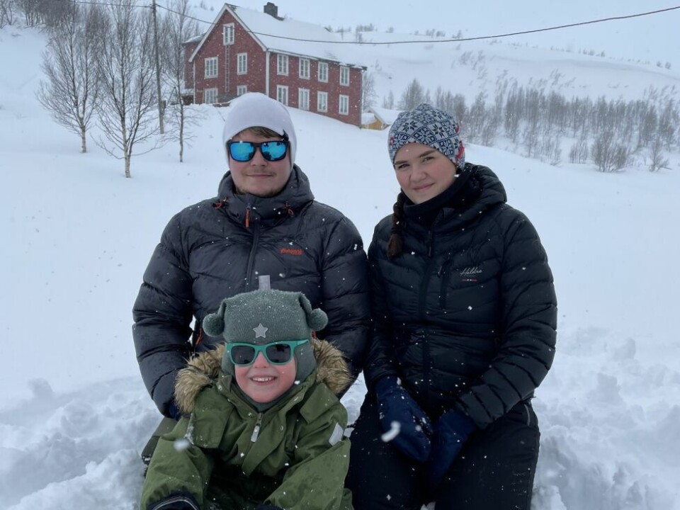 Påska 2021Ikke det beste påskeværet, men vi koser oss på Jakobsbakken. Elida, Mathias og Emilian bygger snømann «coronastyle»