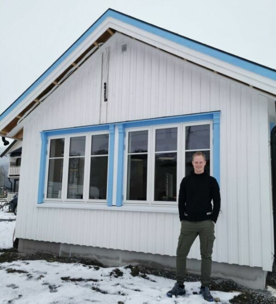 HANDYMAN. Ørjan Aasen har bygd baksthuset til kona Silje, og nå er han glad for at det endelig står ferdig. HANDYMAN. Ørjan Aasen har bygd baksthuset til kona Silje, og nå er han glad for at det endelig står ferdig. Foto: Silje Aasen