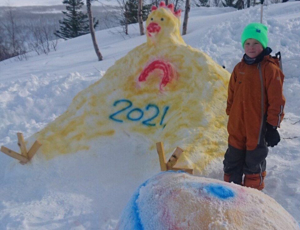 Påska 2021PÅSKE 2021. Noah Knoph er ferdig med påskehøna i Såki.