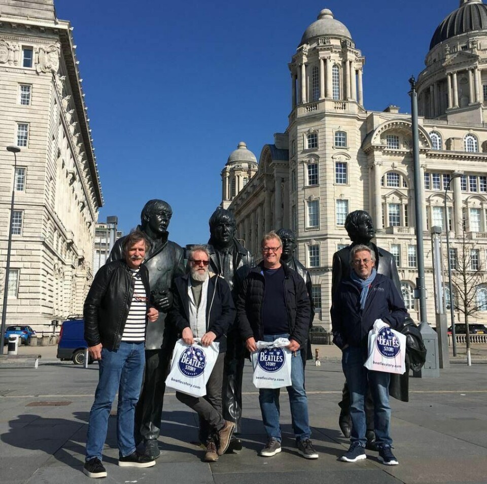 I LIVERPOOL. Geir Mortensen, Roar Karlsen, Arne Kartfjord og Nils Ole Steinbakk i The Arrows tar publikum med seg i The Beatles musikalske skattkiste neste onsdag i Fauske kino. Her er de sammen med The Beatles i Liverpool. I LIVERPOOL. Geir Mortensen, Roar Karlsen, Arne Kartfjord og Nils Ole Steinbakk i The Arrows tar publikum med seg i The Beatles musikalske skattkiste neste onsdag i Fauske kino. Her er de sammen med The Beatles i Liverpool.