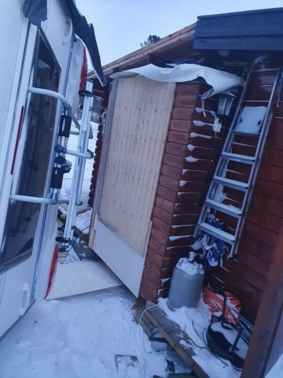 VANVITTIG STERK. Vinden har herjet med ekstreme kast i Daja og flyttet på store gjenstander som campingvogner samt revet med seg tak. VANVITTIG STERK. Vinden har herjet med ekstreme kast i Daja og flyttet på store gjenstander som campingvogner samt revet med seg tak. Foto: Frode Pedersen