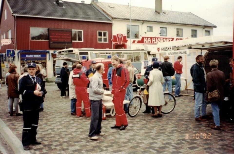 PÅ PLASS. Tore Jodal (t.v.) er med på brannvernuka i Fauske sentrum i 1993. PÅ PLASS. Tore Jodal (t.v.) er med på brannvernuka i Fauske sentrum i 1993. Foto: Privat