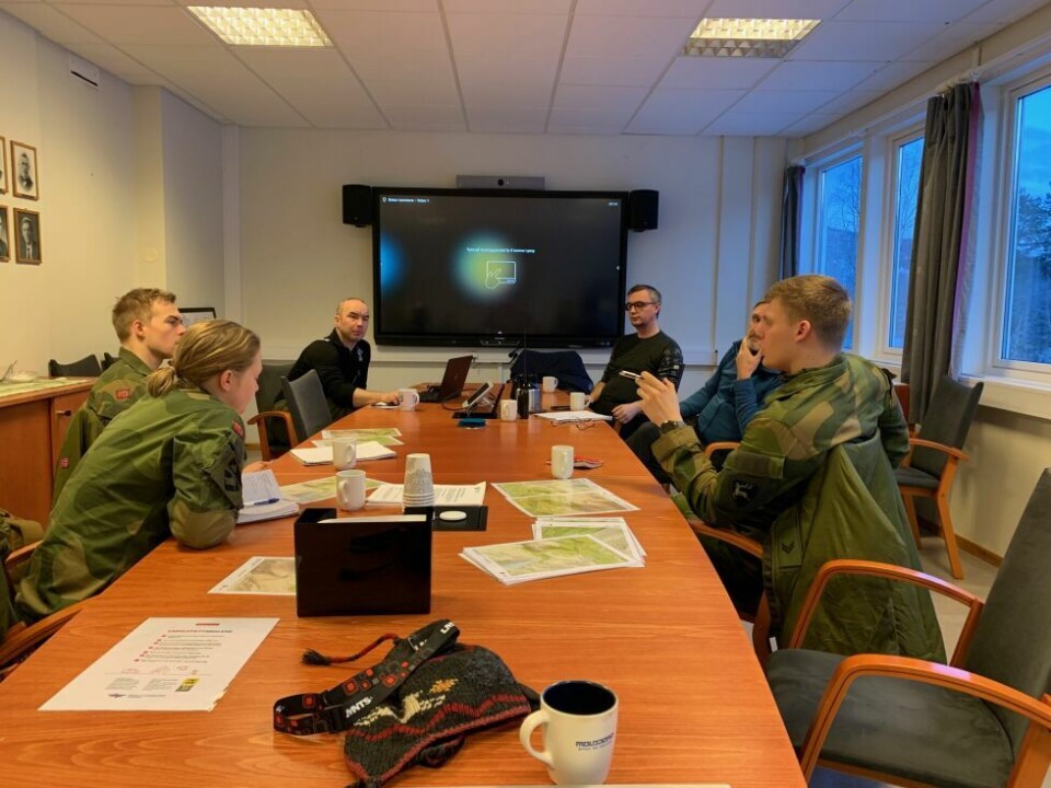 PLANLEGGER. Personell fra ingeniørtroppen ved garnisonen på Skjold planlegger jobben som må gjøres for å sikre vannforsyningen til Beiarns innbyggere. Fra kommunen deltok kommunalleder Frank Movik, Torbjørn Grimstad og Freddy Olsen. PLANLEGGER. Personell fra ingeniørtroppen ved garnisonen på Skjold planlegger jobben som må gjøres for å sikre vannforsyningen til Beiarns innbyggere. Fra kommunen deltok kommunalleder Frank Movik, Torbjørn Grimstad og Freddy Olsen. Foto: Beiarn kommune